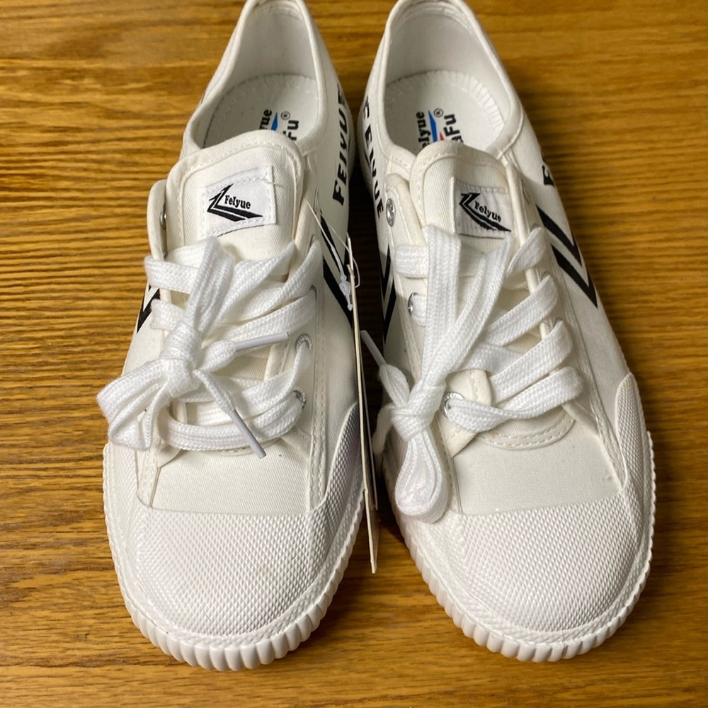 Felyue DaFa White Sneakers Size 40 men’s size
Is 7 women’s size is  9 NWT